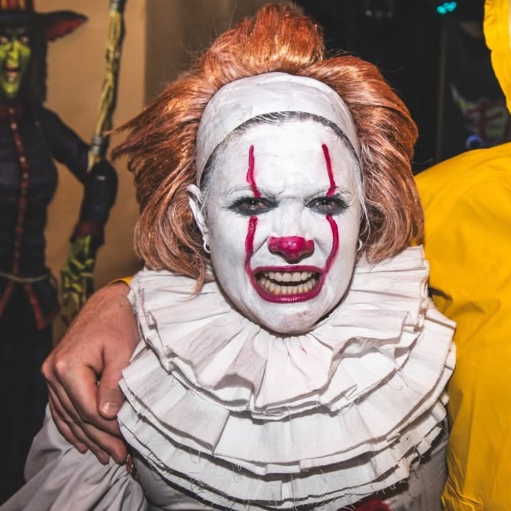 Adult Pennywise Costume in Silver and Red - Picture 11 of 16